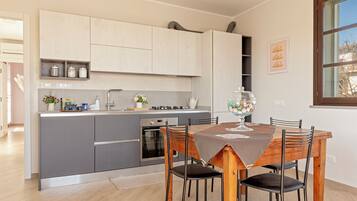 Microonde, forno, piano cottura, lavastoviglie