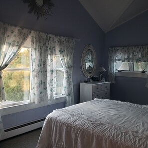 5 Schlafzimmer, Schreibtisch, Bügeleisen/Bügelbrett, Reisekinderbett