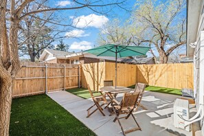 Outdoor dining - Flip Flop Stop ~ Beach Themed Studio In Tech Terrace ~ Walk to Campus! (Lubbock)