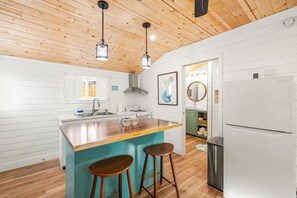 Fridge, microwave, oven, stovetop - Flip Flop Stop ~ Beach Themed Studio In Tech Terrace ~ Walk to Campus! (Lubbock)