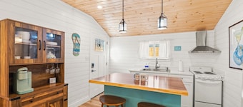 Flip Flop Stop ~ Beach Themed Studio In Tech Terrace ~ Walk to Campus!