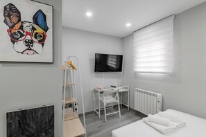 Desk, iron/ironing board, Internet, bed sheets