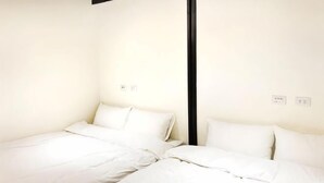 A room with two beds, white bedding, and a black pole in the center. - Ching Shang Tien Hua (New Taipei City)