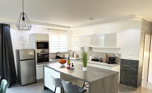 Kühlschrank, Mikrowelle, Ofen, Herdplatte