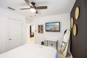 2 soverom, skrivebord, strykejern/-brett og wi-fi (inkludert)