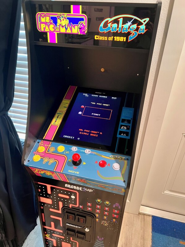 Máquina de videojuegos con una interfaz colorida y una pantalla que muestra opciones de juego.
