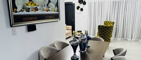 Comfort Apartment, City View | In-room dining