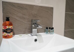 Hiustenkuivaaja, pyyhkeet, saippua, vessapaperi