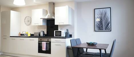 Kylskåp, mikrovågsugn, ugn och spishäll