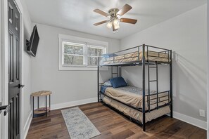 3 Schlafzimmer, Schreibtisch, Bügeleisen/Bügelbrett, WLAN