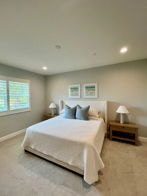 3 chambres, bureau, fer et planche à repasser, lit parapluie