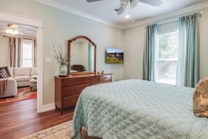 3 bedrooms, desk, iron/ironing board, free WiFi
