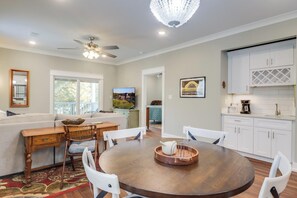 Dining - Relax & Golf - Oakview Condo II at Diamondhead - cozy, new. Walk to the Club (Diamondhead)