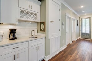 Interior - Relax & Golf - Oakview Condo II at Diamondhead - cozy, new. Walk to the Club (Diamondhead)
