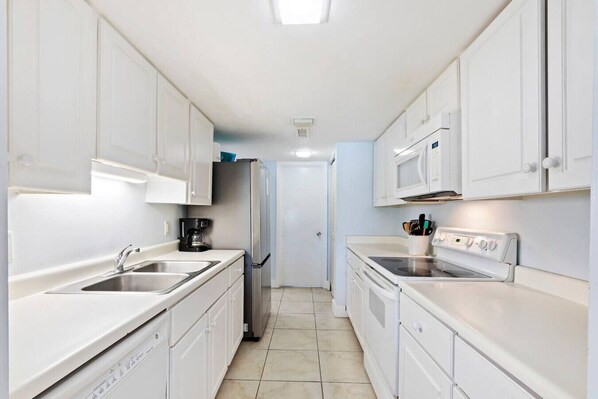 Een koelkast, een microgolfoven, een oven, een kookplaat