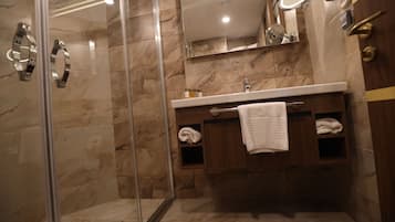 Dusche, Haartrockner, Hausschuhe, Seife