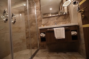 Doccia, asciugacapelli, pantofole, sapone