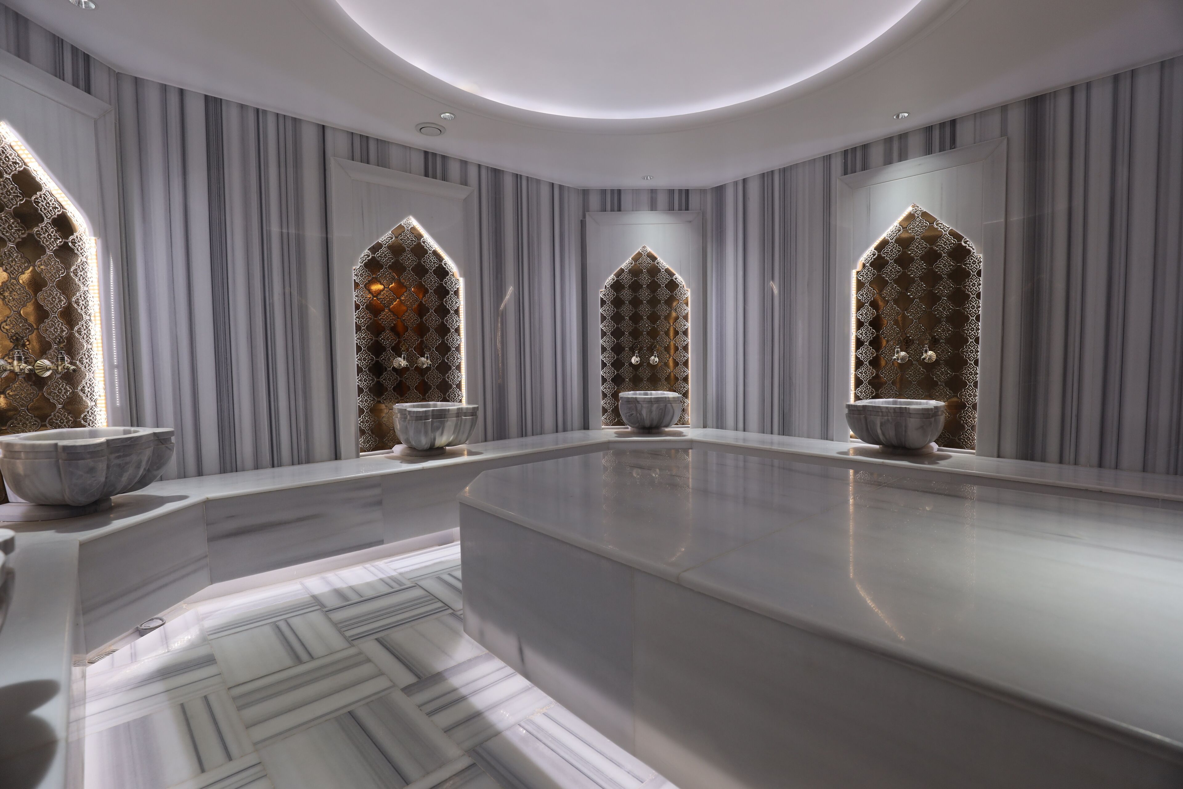 Sauna seca, sauna a vapor, banhos de lama, massagens