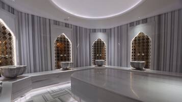 Een sauna, een stoombad, modderbaden, massagebehandelingen