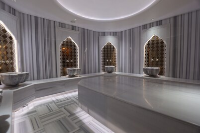 โฮเต็ล โกลเดน ฮิลส์  