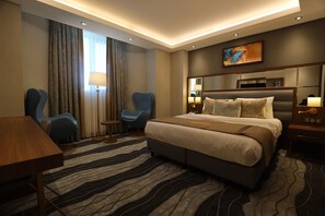 Camera Standard | Una cassaforte in camera, una scrivania, postazione laptop