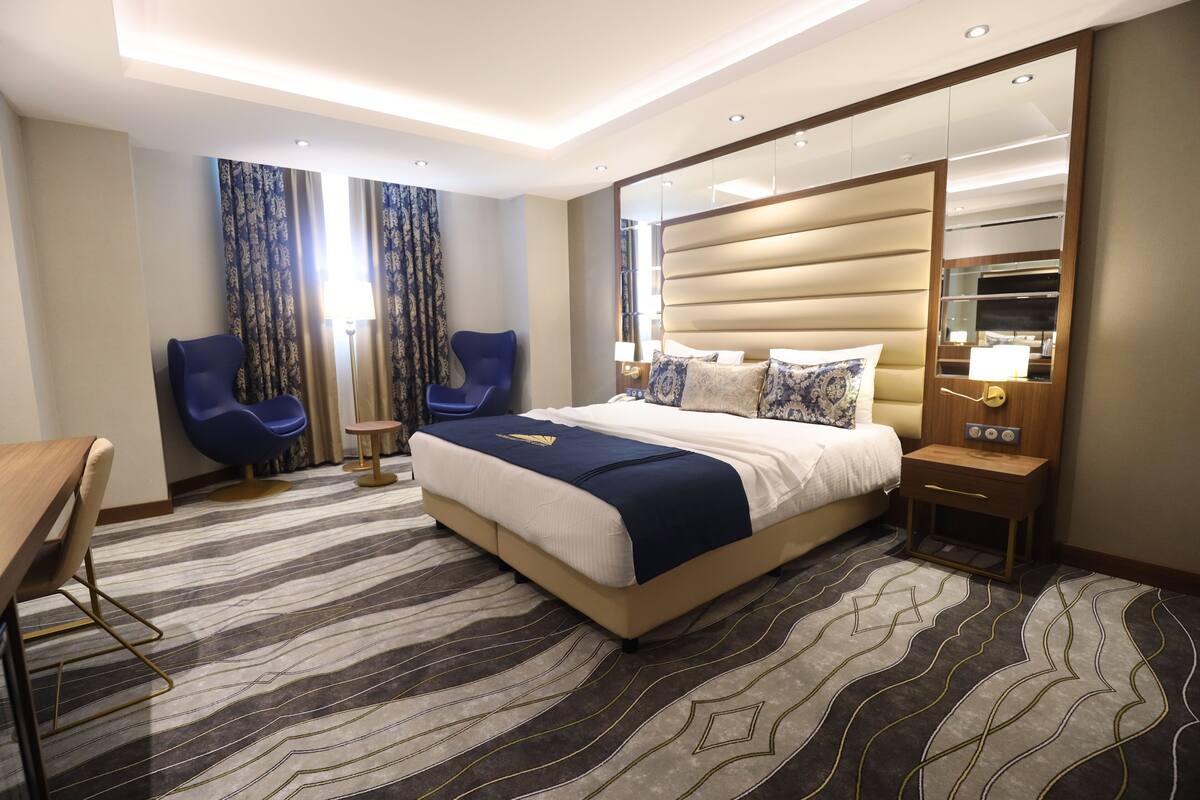 Junior-Suite | Zimmersafe, Schreibtisch, laptopgeeigneter Arbeitsplatz