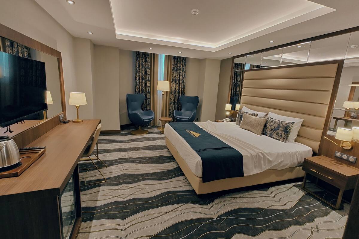 Senior Suite | Egyptian cotton sheets, premium bedding, Select Comfort beds, minibar