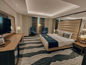 Senior-Suite | Zimmersafe, Schreibtisch, laptopgeeigneter Arbeitsplatz