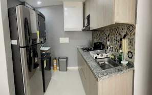 Réfrigérateur, micro-ondes, plaque de cuisson, cafetière/bouilloire