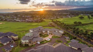 Zona residencial con casas, campo de golf y una puesta de sol.