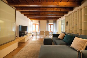 Family Apartment, City View | Living area