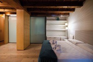 Caja de seguridad en la habitación y espacio para trabajar con laptop