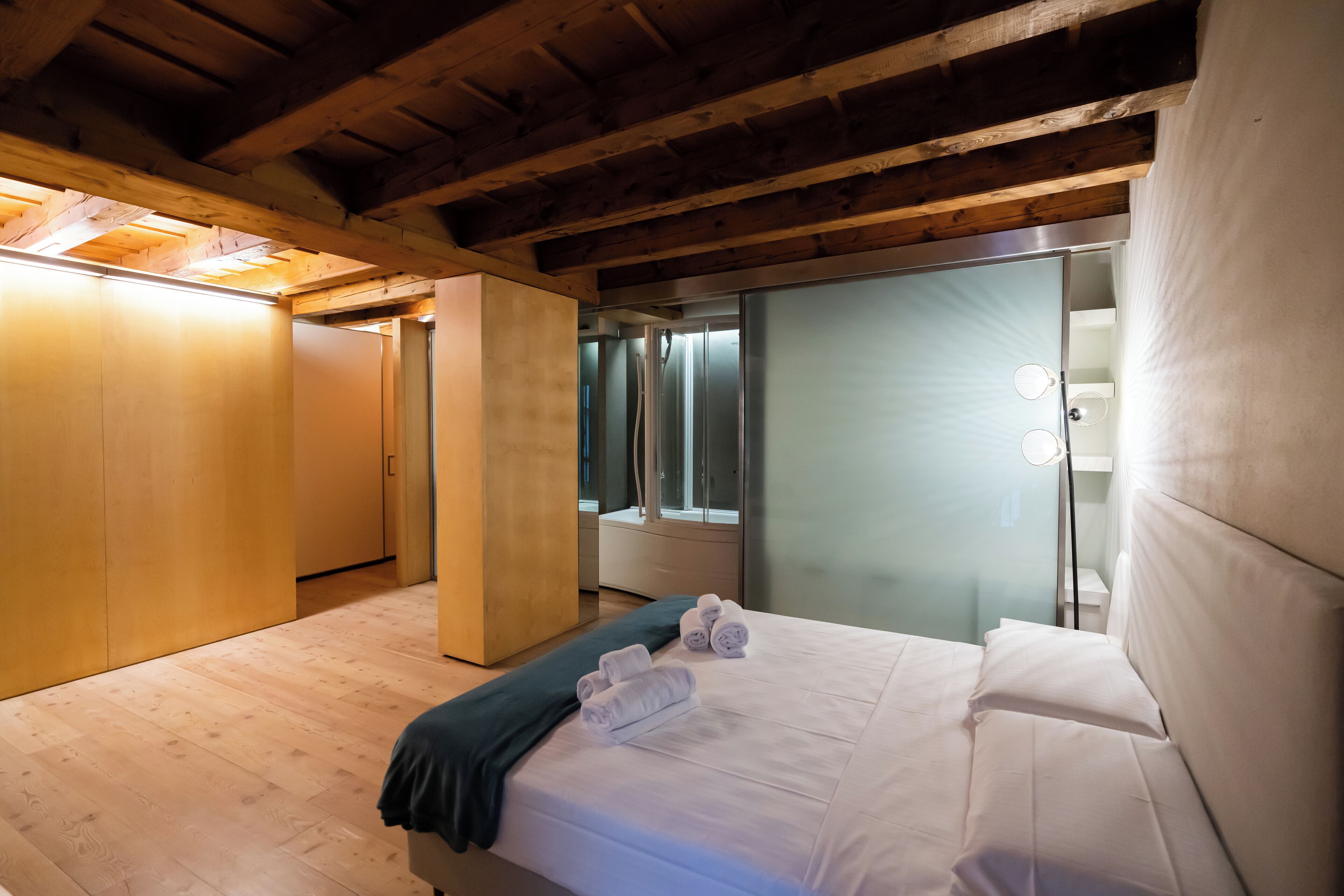 Familienapartment, Stadtblick | Zimmersafe, laptopgeeigneter Arbeitsplatz, Verdunkelungsvorhänge