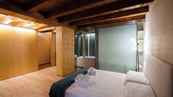 Familienapartment, Stadtblick | Zimmersafe, laptopgeeigneter Arbeitsplatz, Verdunkelungsvorhänge