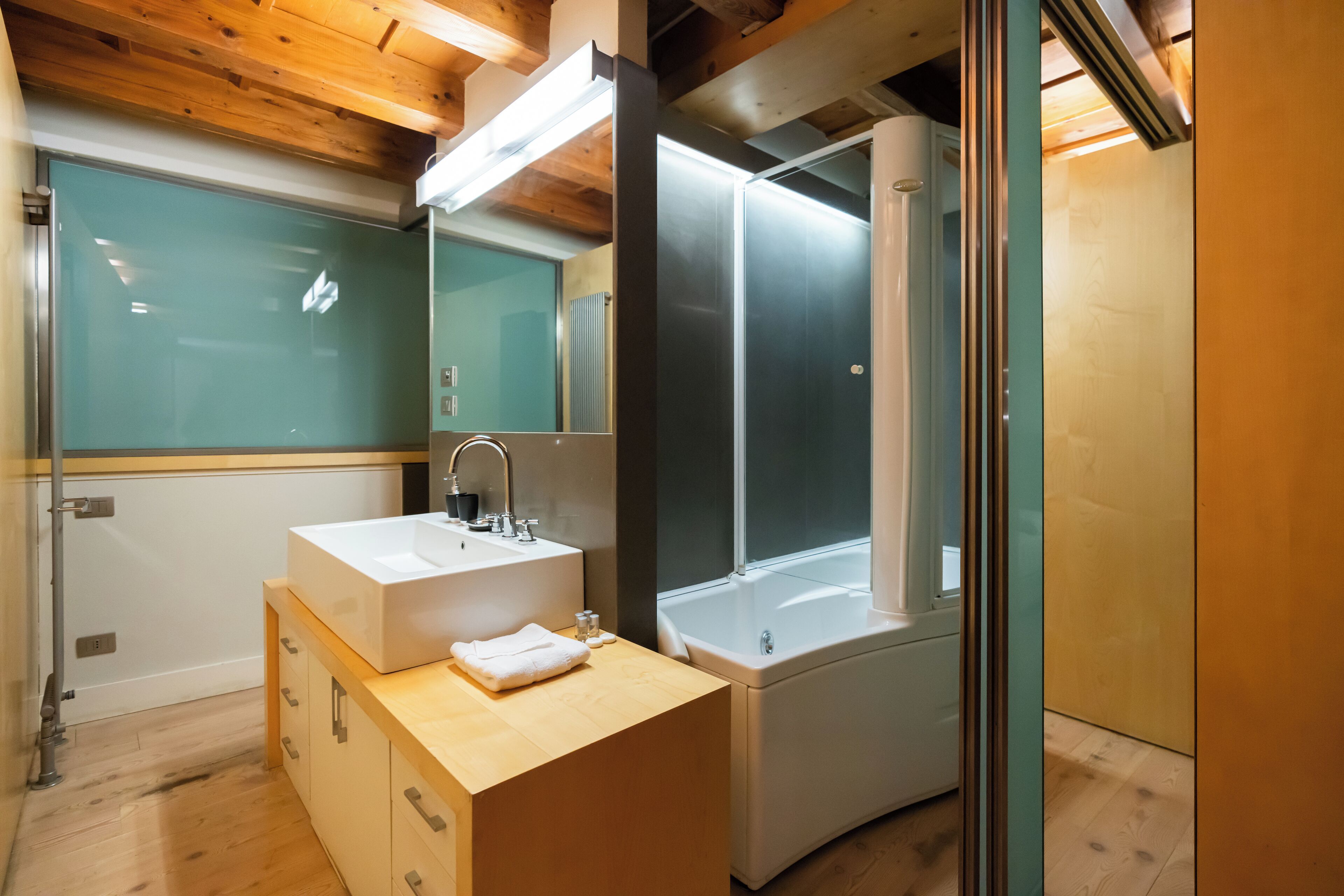 Appartamento familiare, vista città | Bagno | Set di cortesia gratuito, asciugacapelli, asciugamani, sapone