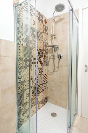 Een douche, een haardroger, een bidet, handdoeken