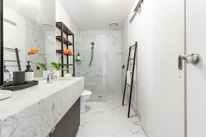 Douche, sèche-cheveux, serviettes fournies, savon