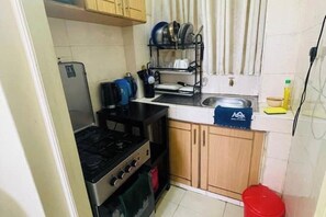 Réfrigérateur, micro-ondes, plaque de cuisson, bouilloire électrique