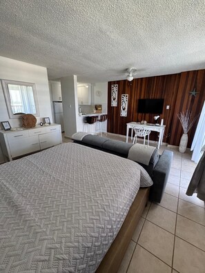 1 bedroom, desk, WiFi