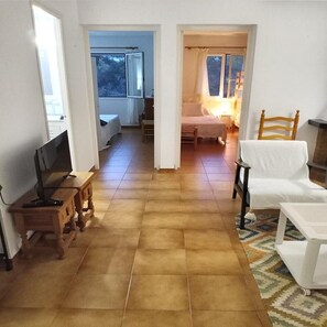 2 bedrooms, desk, iron/ironing board, WiFi