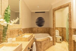 Suihku, hiustenkuivaaja, pyyhkeet, saippua