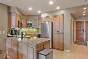 Réfrigérateur, micro-ondes, four, lave-vaisselle