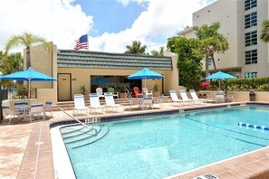 A heated pool - Paradise Awaits: Condo with an ocean view steps from Siesta Key Beach! (Sarasota)