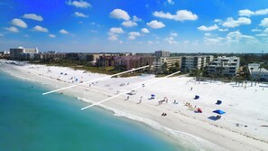 Beach nearby - Paradise Awaits: Condo with an ocean view steps from Siesta Key Beach! (Sarasota)
