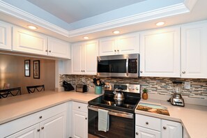 Kjøleskap, mikrobølgeovn, ovn og kokeplater