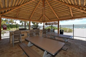 Outdoor dining - Paradise Awaits: Condo with an ocean view steps from Siesta Key Beach! (Sarasota)