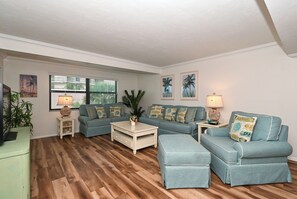 Smart-TV, DVD-spiller, bøker og kontorer