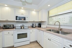 Frigorífic, microones, forn i placa de cuina 