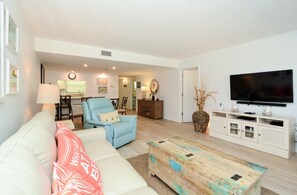 Smart TV, DVD player, books, offices - Lovely, beachfront condo. Steps to Siesta Key #1 Beach in America. (Sarasota)