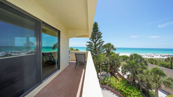 Property grounds - Beautiful beachfront condo with wraparound balcony and endless ocean views! (Sarasota)